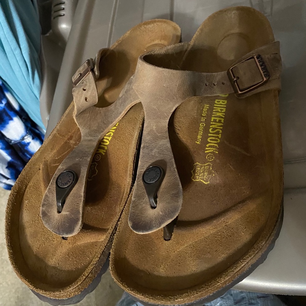 Very gently used Gizeh Birkenstock’s! Size 39.